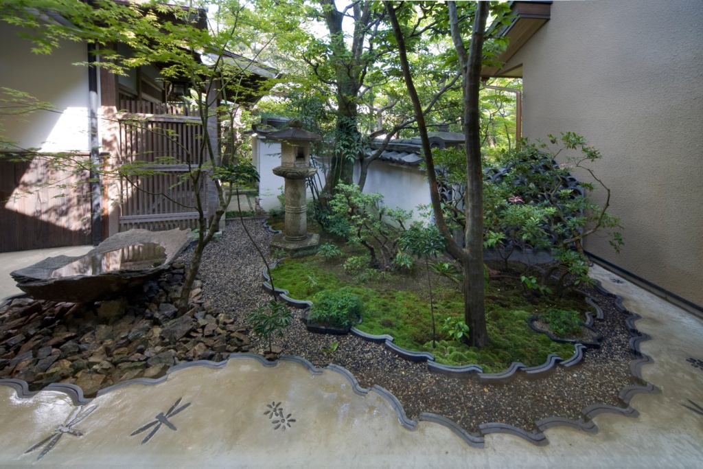 国産瓦素材の花壇材です。花壇の土留めや通路の縁きりなどに